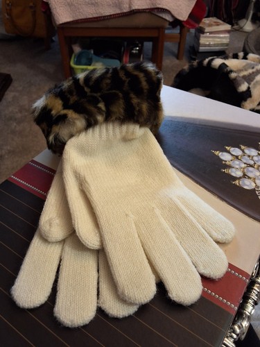 Dents cream gloves with faux - dents,