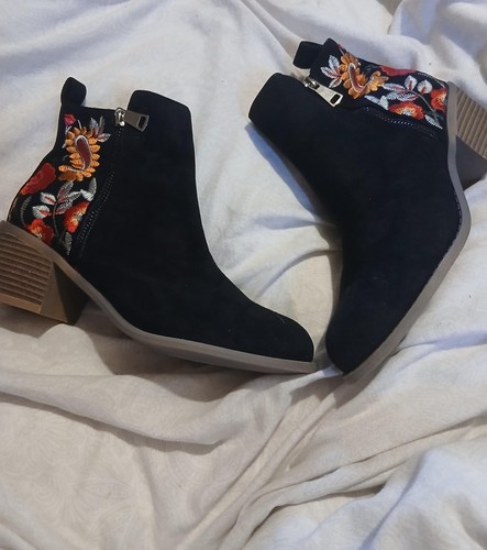 Black boots with - , embroidered