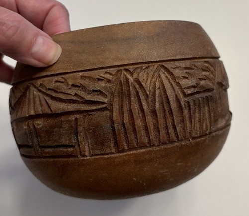 Vintage 70s hand carved - '70s, round
