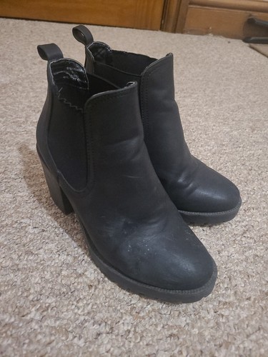 Red herring size black boots - herring,
