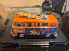 1/18 scale Road Signature 1962 Volkswagen "Flower Power" microbus
