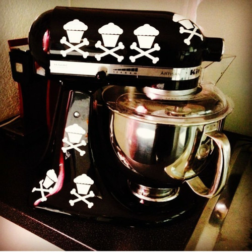 Cupcake skull crossbones - cupcake,