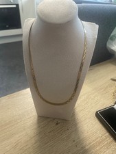 Elegant 9ct Yellow Gold