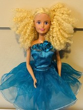 Sindy doll , curly hair vivid