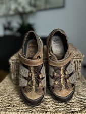 Clarks Wave Walk closed-toe