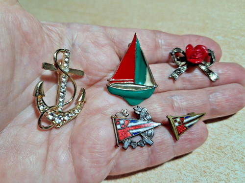 Five small pin brooches - five,
