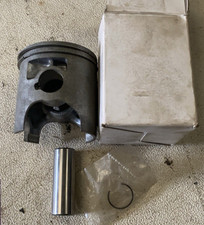 Suzuki RGV250 Piston Kit - Std Size - Not Complete - New Old Stock - Patent Part