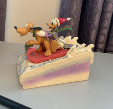 Disney Traditions, a friendly race Donald & Pluto Sledding, 6008973, perfect con