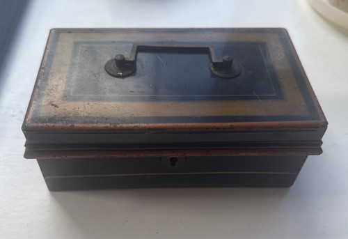 Vintage metal cash - tin, box