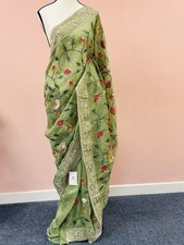 🌿 Grace in every drape 🌸