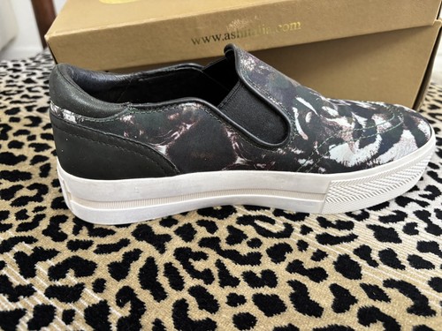 Ash slip trainer black - on, and