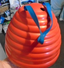 VINTAGE 1960s GOOD CONDITION RED BAKELITE NB WARE NEEDLE GAUGE & WOOL HOLDER