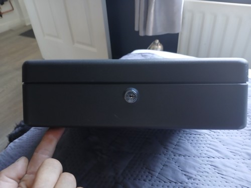 Locking cash money - box, by