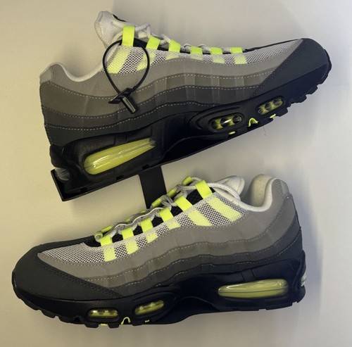 Floating shoe trainer wall - floating,