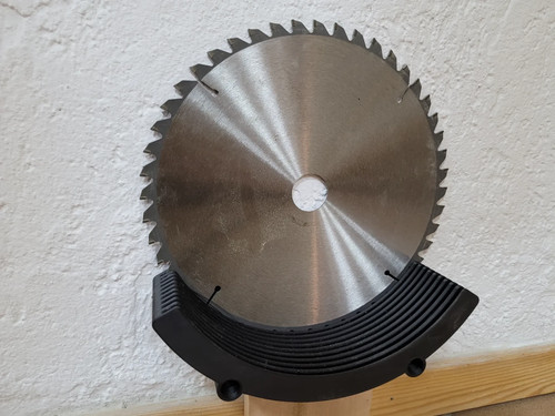 Circular saw blade holder - circular,