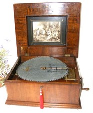 "LARGE POLYPHON DISC PLAYING MUSICAL BOX PLUS  30 -  15 1/2 IN DISCS"