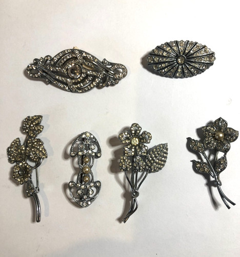 Vintage diamante brooches - x,