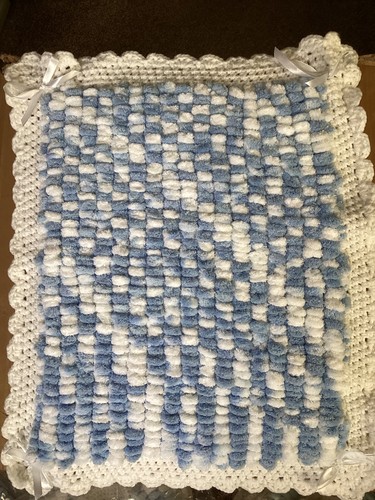 Blue and white pompom blanket - blue,