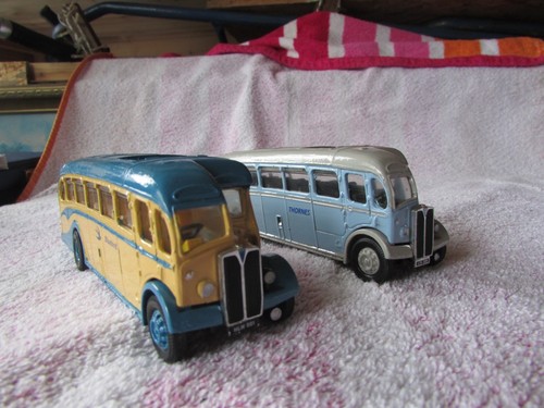 Corgi repainted aec regal - 2x,