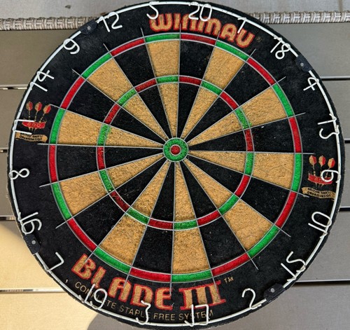 Winmau blade dartboard - 3, darts
