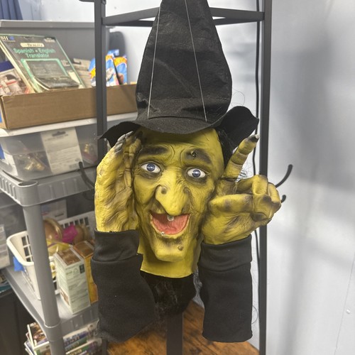 Scary peeper tapping - 🧙,