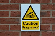 CAUTION FRAGILE ROOF A4