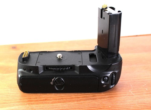 Nikon d100 power grip - power,
