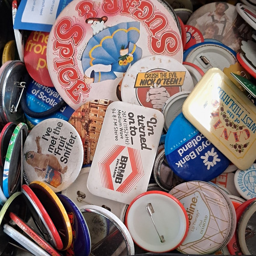 Box full old pin badges - full,