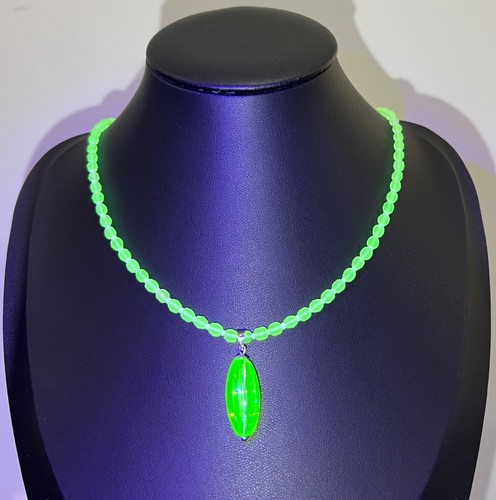Uranium vaseline glass bead - vaseline,
