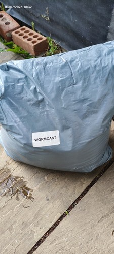Worm manure castings 100 - worm,