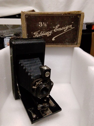Folding ensign camera - 3/4,