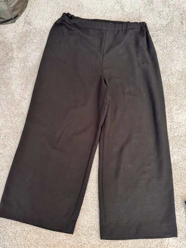 Ladies black cropped trousers - black,