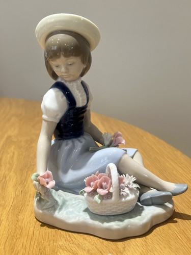 Lladro figurine picking wild - figurine,