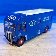 Corgi DG213000 Harrington Horse Box Hire Service LNER 1:76