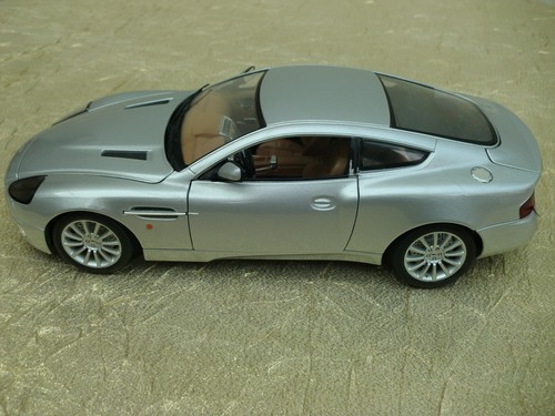Burago aston martin vanquish - aston,
