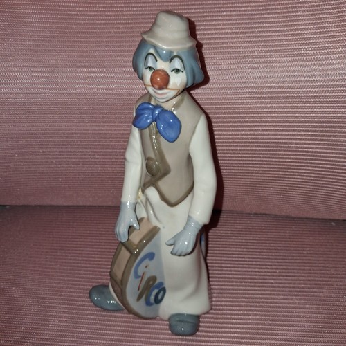 Casades clown figurine drum - casades,