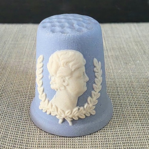 Edward wedgwood jasperware - v,