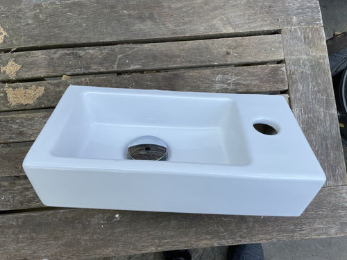 Small cloak room sink - room,