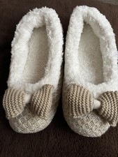 Ladies TOTES NEW Beige & Gold Ballerina Slippers Size 5/6 (More Like A Size 5)