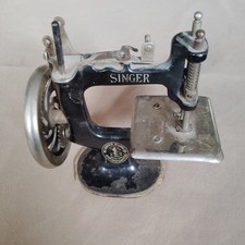 Antique 1920`s Singer Childs Sewing Machine Model 20