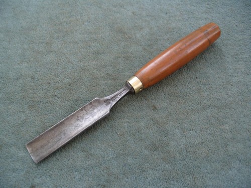 Wide carving gouge by r - 1",
