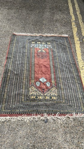 Middle eastern prayer rug 175 - middle,