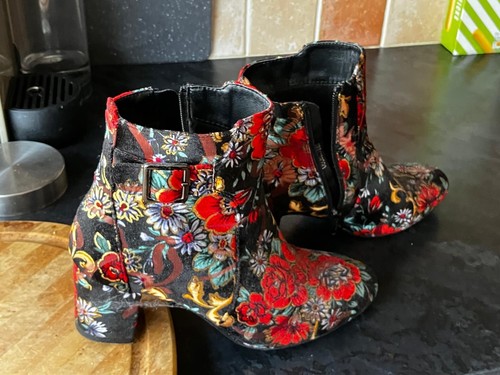 Ladies black floral tapestry - black,