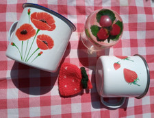 Enamelware mugs / mixed lot of strawberry picnic items vintage camping