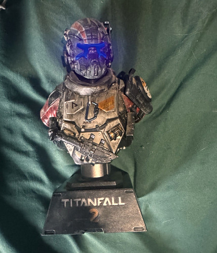 Titanfall pilot bust - pilot,