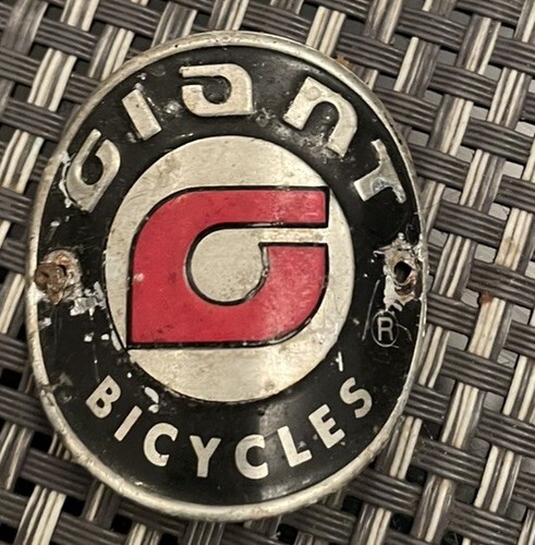 Giant head badge emblem - head,