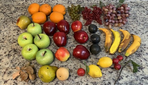 Lot pieces faux - of, fruit
