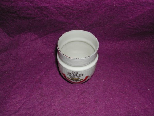 Goss crested china leek urn - crested,