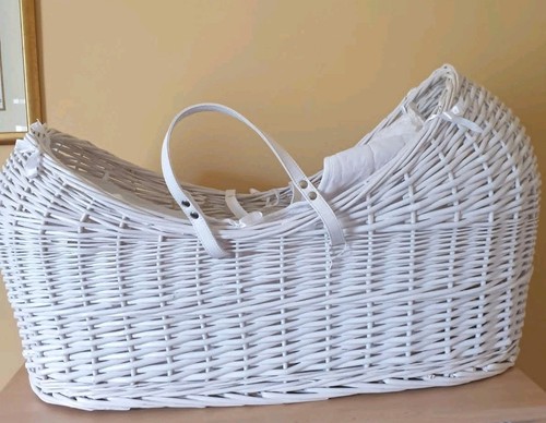 White wicker crib - , /moses