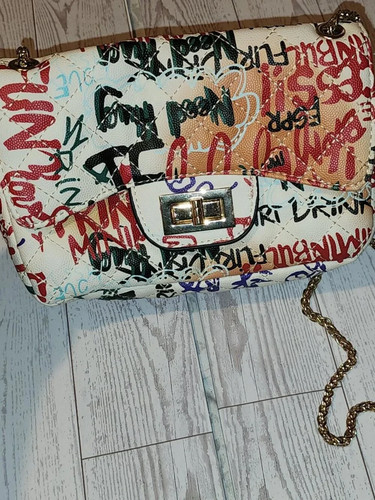Graffiti print quilted chain - quilted,